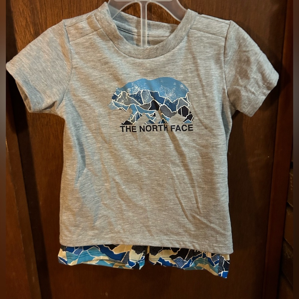 NWT: The North Face infant swim suit, trunks and tshirt, size 6-12M